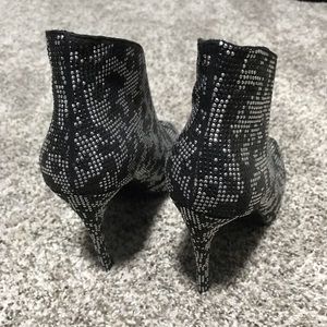 Steve Madden peek for shoes ... Never worn!!